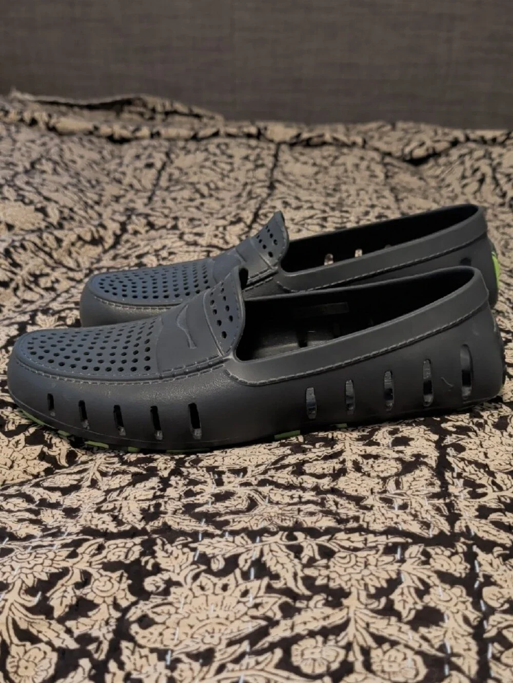 Floafers narrow gray traction
